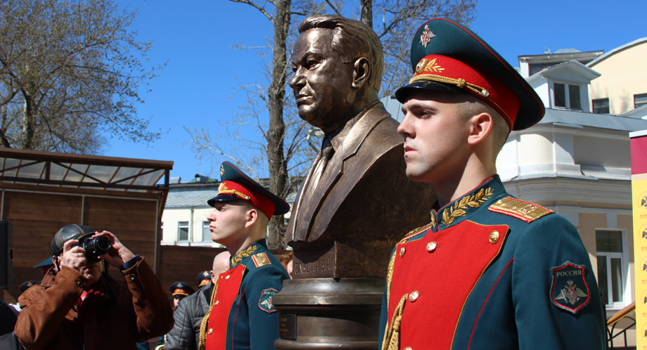 бюст Борису Ельцину